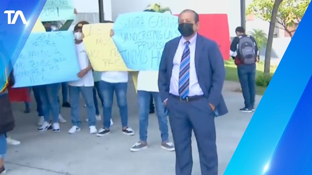 Trabajadores de limpieza realizan plantón para exigir pago de sueldos atrasados