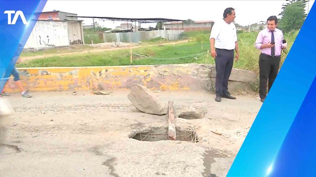 Puente con grandes baches pone en peligro a conductores