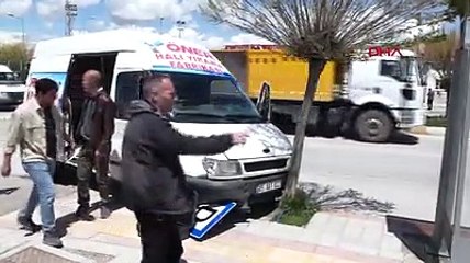 Kaçak göçmenleri taşıyan minibüs, polise çarptı