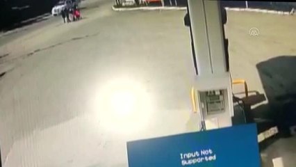 Bir aile, aracın kendilerine çarpmasından saniyelerle kurtuldu