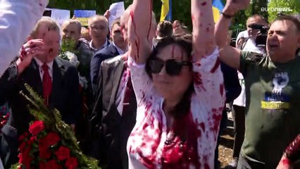 Lanzan pintura roja al embajador ruso en Polonia