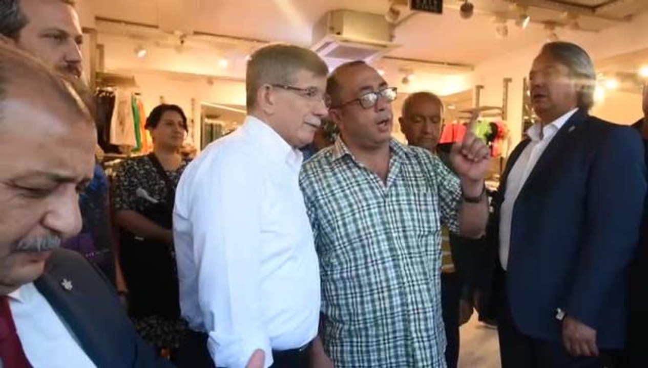 Davutoğlu'nun Dinlediği Mersinli Yurttaş: "Asgari Ücreti 4 Bin 250 Yapmış. Keşke Yapmasaydın Kardeşim. Ekmek O Zaman Bir Liraydı, Şimdi 3,5 Lira"