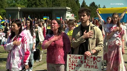 شاهد: أوكرانيون "ملطخون بالأحمر" يحتجون في وارسو في ذكرى يوم النصر