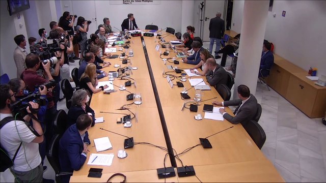 Almeida niega espionaje en comisión reducida a sala de rumores y cotilleos