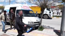 Van'da kaçak göçmenleri taşıyan minibüs İl Göç İdaresi önünde polise çarptı
