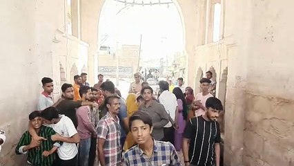 The police who came to explain to the public about the water crisis, it was amazing... see what happened in the video