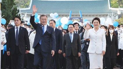 文 "성공한 역사에 국민과 동행 영광"...靑 시대 종료 / YTN