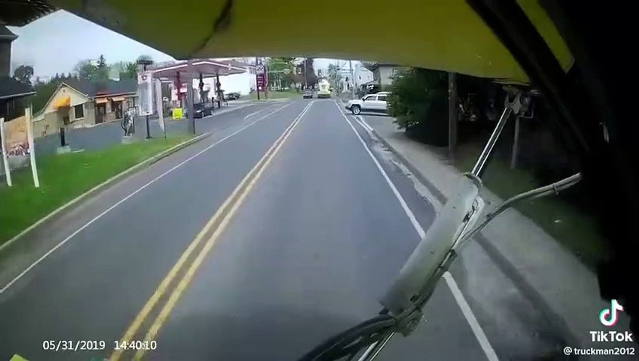 Quand tu sors du parking sans regarder et que tu croises une bétonneuse...