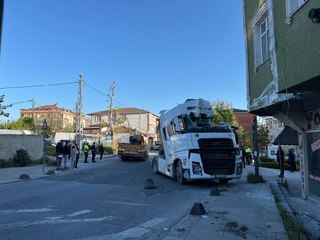 ARNAVUTKÖY'DE HAFRİYAT YÜKLÜ KAMYON BİNAYA ÇARPTI