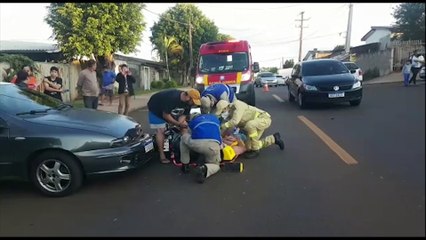 Colisão entre carro e moto deixa mulher ferida na Rua Ipanema