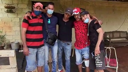 A golpe de "remo y remo" muchos cubanos intentan llegar a EEUU