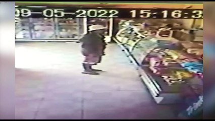 "Ele colocou o revólver na minha garganta": Veja o momento que bandido armado assalta panificadora no Universitário