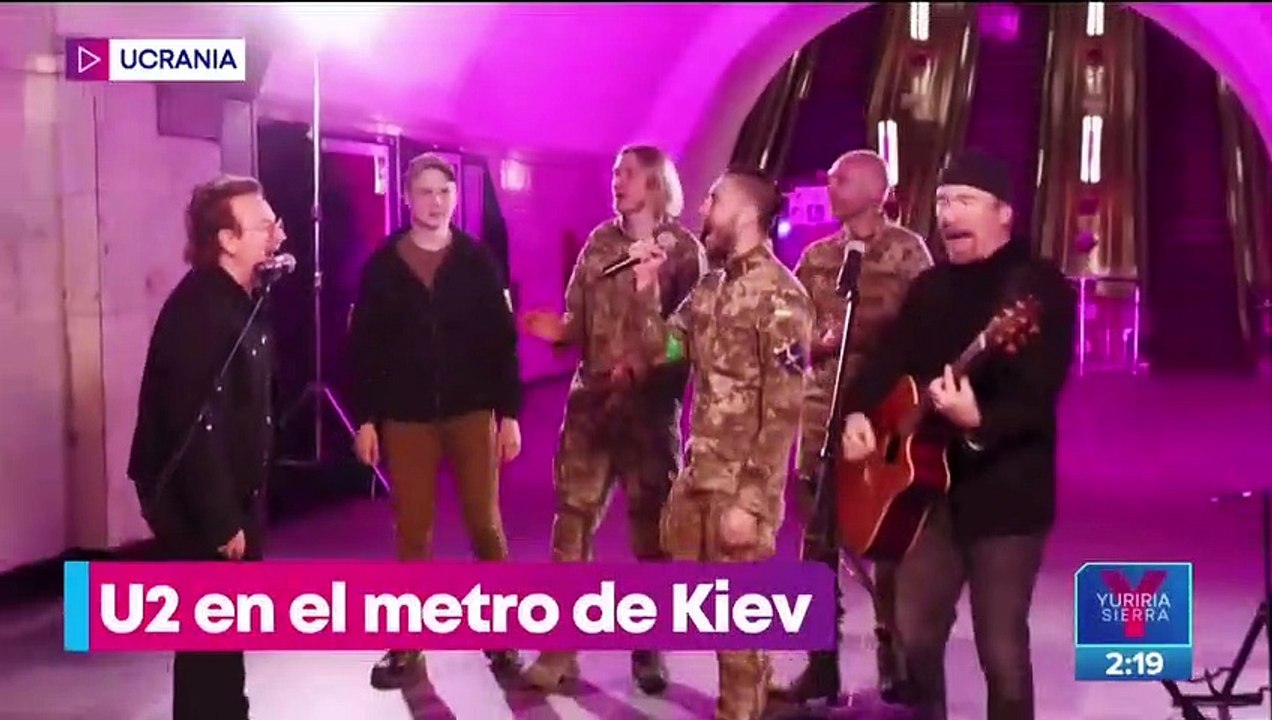 Bono, de U2, da concierto en el metro de Kiev