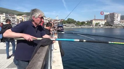 Gemlik'te müsilaj sona erdi, oltacılar deniz kenarına akın etti