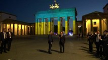 À Berlin, Emmanuel Macron et Olaf Scholz réunis sous la Porte de Brandebourg éclairée aux couleurs de l'Ukraine