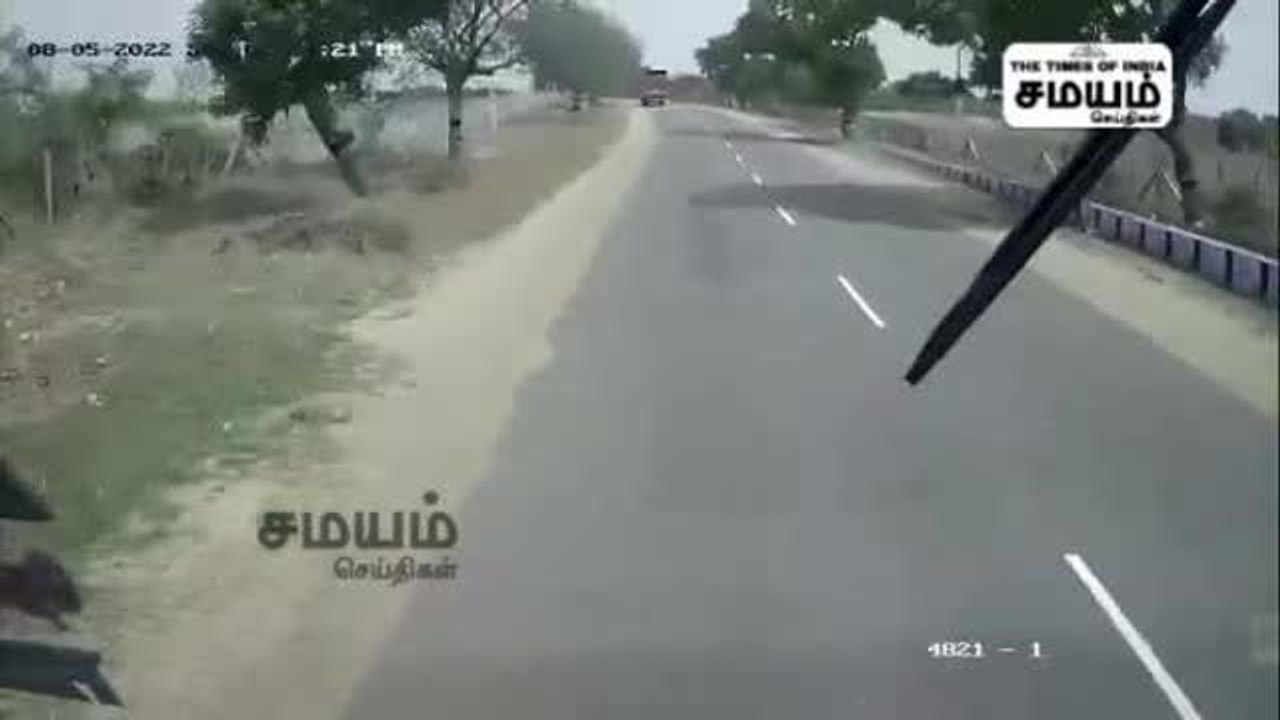 லாரிகள் நேருக்கு நேர் மோதிக்கொண்ட பதைபதைக்கும்...