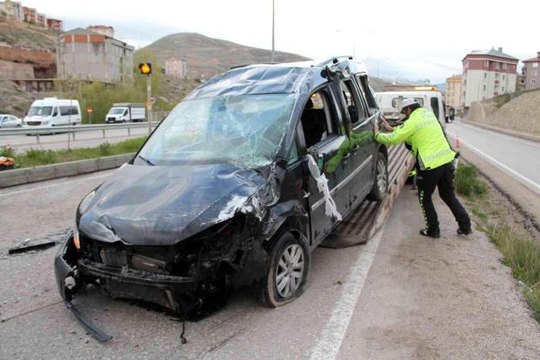 Köpeğe çarpmamak için kaza yaptı: 2 yaralı