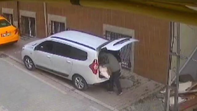 Eve girip kontak anahtarı çaldı, aracı soyarken yakalandı