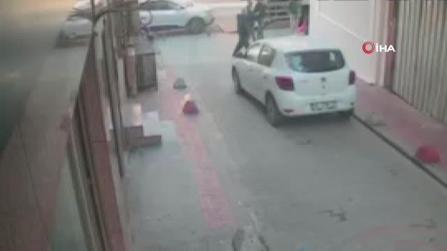 Son dakika haber | Korkunç cinayet kamerada...Öldüresiye dövülüp kalbinden bıçaklandı