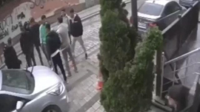 Sancaktepe'de silahlı kavga kamerada: Saldıran husumetlisine kurşun yağdırdı