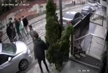 Sancaltepe'de silahlı kavga kamerada: Saldıran husumetlisine kurşun yağdırdı