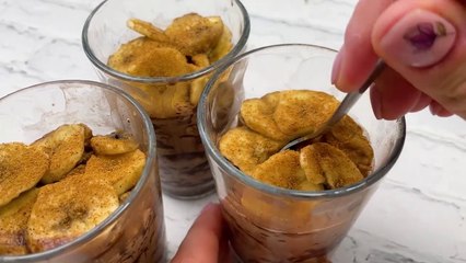 Just put everything in a jar and get a delicious dessert for breakfast!