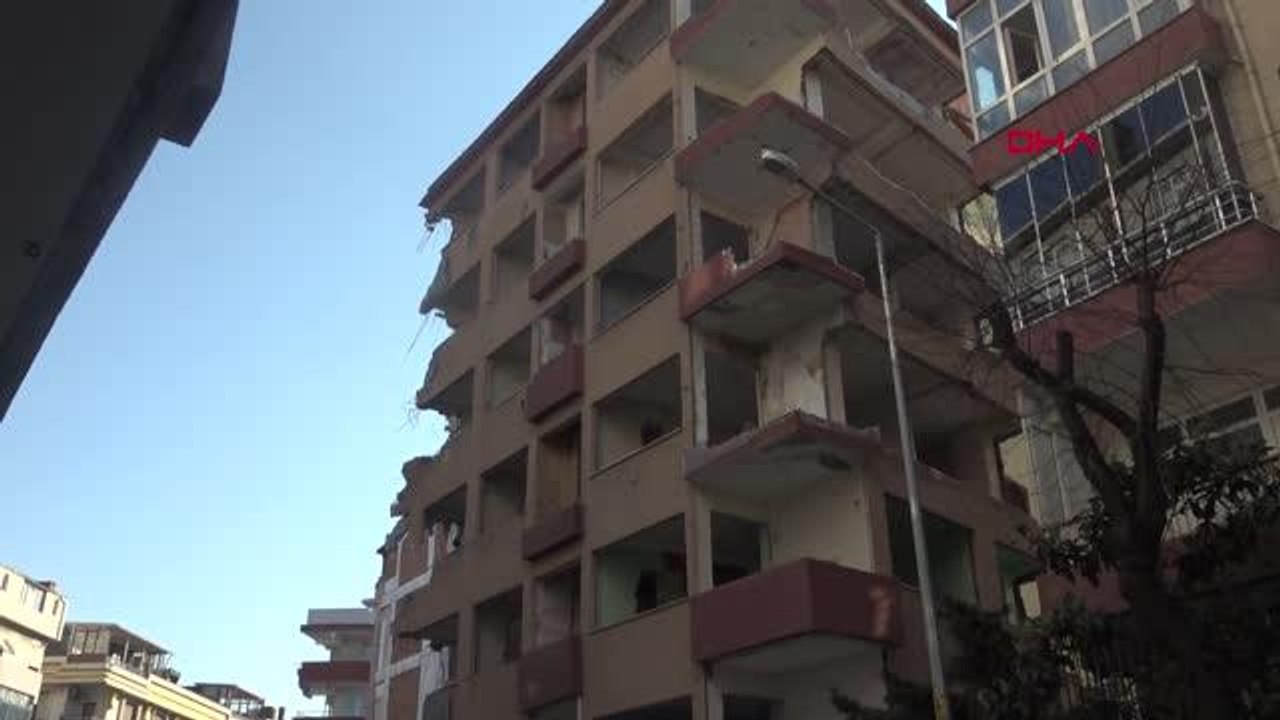 İSTANBUL-AVCILAR'DA YIKIM SIRASINDA KOLONU ÇATLAYAN YAN BİNA DA YIKILDI