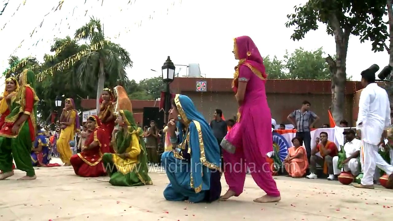 Giddha palo - come dance Punjabi style at Wagah!