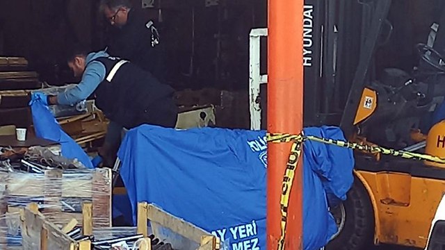 Forkliftten düşen pres makinesinin altında kalan işçi öldü