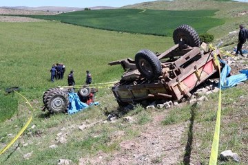 DEVRİLEN TRAKTÖRÜNÜN ALTINDA KALIP, ÖLDÜ