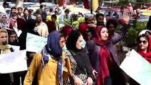 Una decena de mujeres protestan en Kabul contra la imposición del velo integral