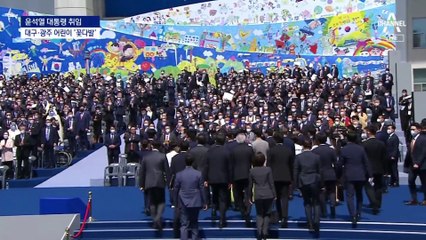 광주 소녀·대구 소년이 꽃다발…국민이 꾸민 ‘화합 무대’