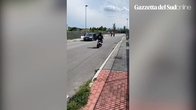 Vigile tenta di bloccare uno scooter con un calcio: il video è virale
