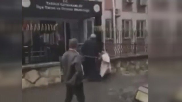 Mersin’de hayvanları telef olan çiftçiden eylem: Küçükbaş hayvanı kurumun önüne attı