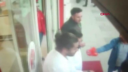 ARNAVUTKÖY'DEKİ 'TELEFON' KAVGASINDA İKİ MÜŞTERİ GÖZALTINA ALINDI