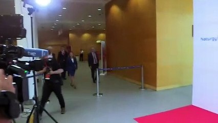 Calviño rehúsa posar para una fotografía en un foro por ser la única mujer