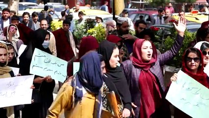 Mulheres protestam em Cabul contra imposição do véu integral