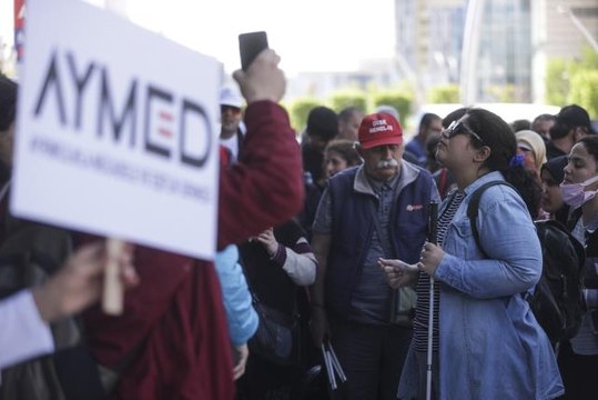 Görme engelliler noterlerde imza için tanık istenmesini protesto etti
