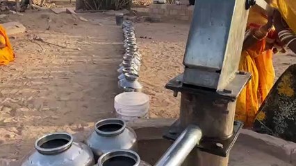 下载视频: Water Problem - यहां पानी के इंतजार में घड़े की लगती है लम्बी कतार, देखें Video...