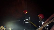 رجال إطفاء يعملون على إخماد الحرائق في أوديسا بعد تعرضها للصواريخ