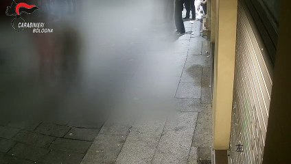Bologna, brutale aggressione in via Zamboni: le immagini delle telecamere