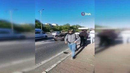 Bağcılar'da kontrolden çıkan otomobil önündeki araca çarparak takla attı