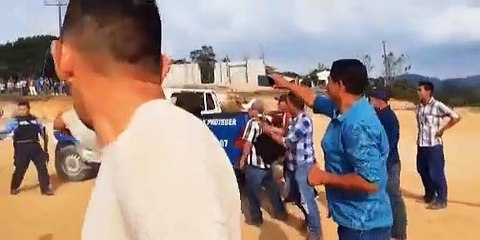 Civiles intentan despojar de sus armas a oficiales de Policía en Lempira