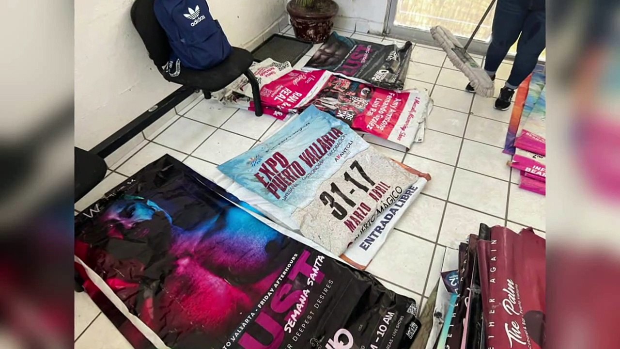 Retiran publicidad pero la vuelven a colocar| CPS Noticias Puerto Vallarta