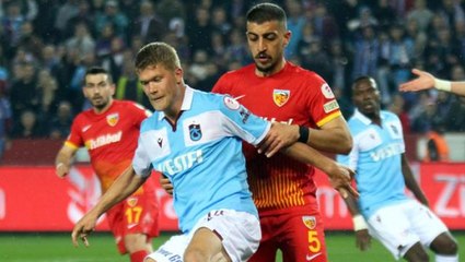 Bir bunu görmemiştik! Kayserispor-Trabzonspor maçında sahaya atılan madde hayrete düşürdü