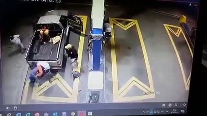 Con machete, hombre se enfrenta a asaltantes en gasolinera