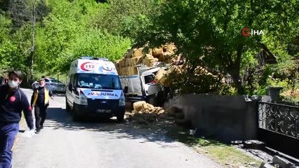 Freni patlayan saman yüklü kamyonet bahçe duvarına çarparak durdu