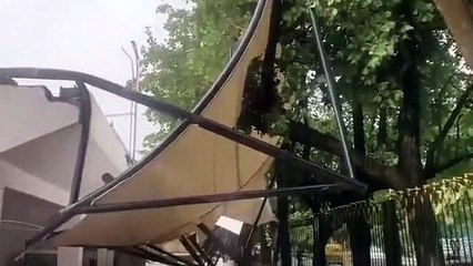 तेज हवा से स्टेडियम की दीवार और गैलरी को नुकसान