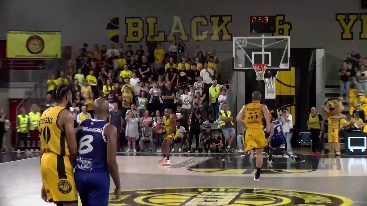 Images maritima: la fin du match Fos Provence Basket Roanne