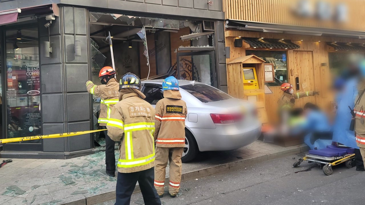 달리던 승용차 카페로 돌진...1명 다쳐 / YTN